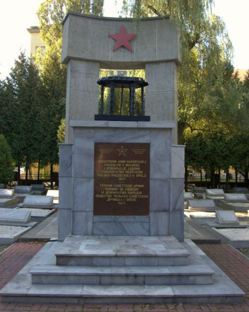 Памятник советским воинам в польском городе Ополе. Фото Сергея Ткачева