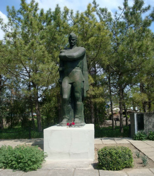 Братская могила, в которой похоронен Н. Федоров и другие участники битвы за Айгульское озеро. Фото Panoramio.com