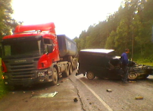 Около Аржан-Су Scania столкнулась с легковушкой