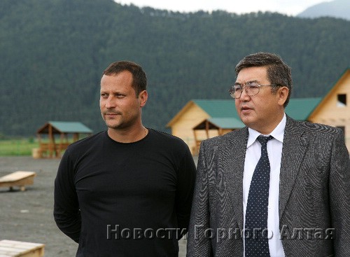 Министр экономики Александр Алчубаев (справа) пообещал Андрею Жукову господдержку