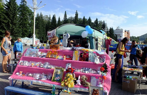 В Горно-Алтайске прошла благотворительная ярмарка в помощь Виталию Попову