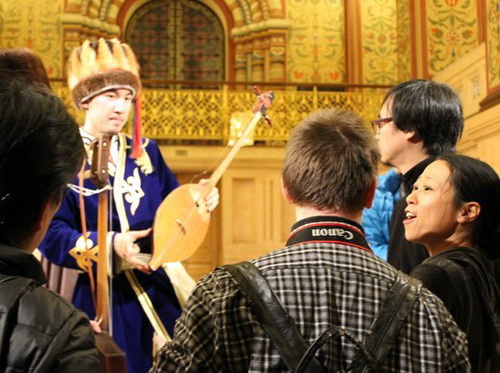 Японцы взволнованно наслаждались голосом и игрой Равиля на народных алтайских инструментах