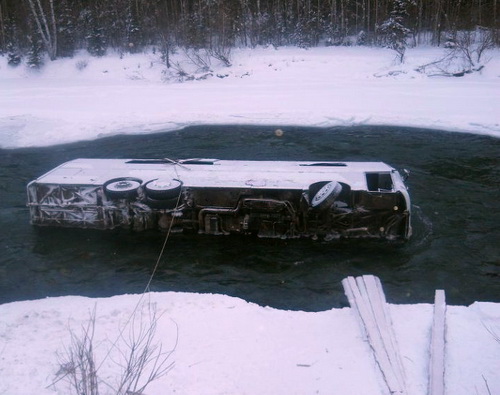 Упавший в Коксу автобус извлекли из реки