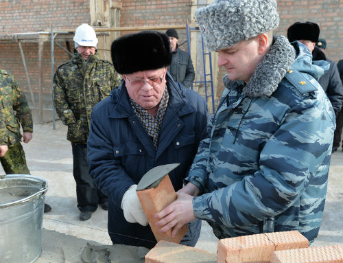 Бердников и Удовенко закладывают первые кирпичи в основание здания улаганской полиции