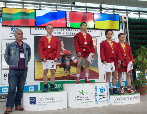 Артем Аурсулов (в центре) стал победителем юношеского турнира в весовой категории до 48 кг