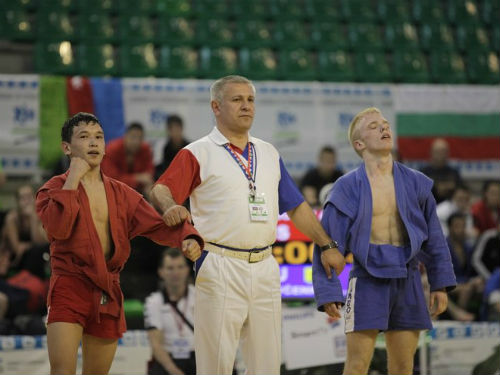 Артем Аурсулов (слева) стал победителем юношеского турнира в весовой категории до 48 кг