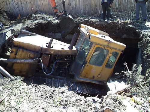 В Майме трактор провалился в выгребную яму