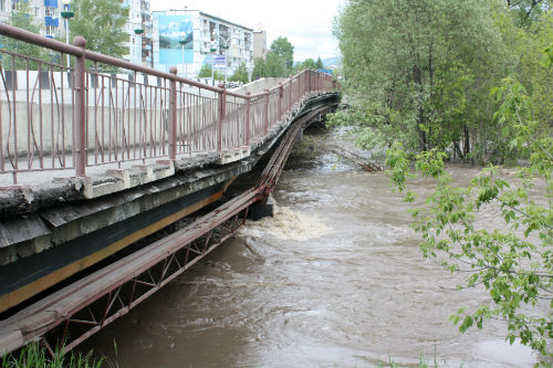 МВД запретило движение транспорта по мосту на Мебельной