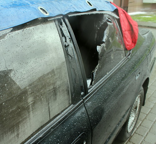 Автомобиль, поврежденные градом. Фото Ахат Эмирусейнов, vk.com