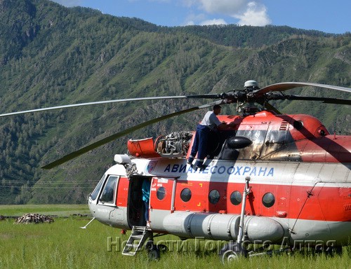Вертолет, летевший на Белуху спасать туристку, совершил аварийную посадку в Чемале