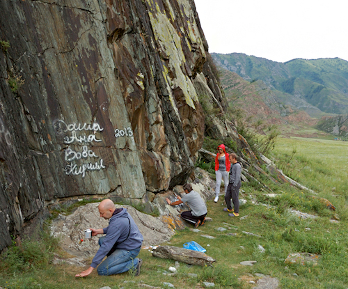 Новосибирские туристы отмыли от надписей вандалов скалу с древними рисунками