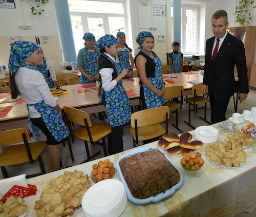 Школьницы накормили детского омбудсмена Павла Астахова блинчиками и тортом