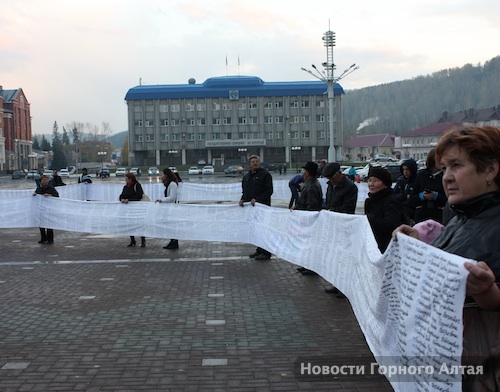 Митингующие потребовали захоронить мумию «принцессы Кадын»