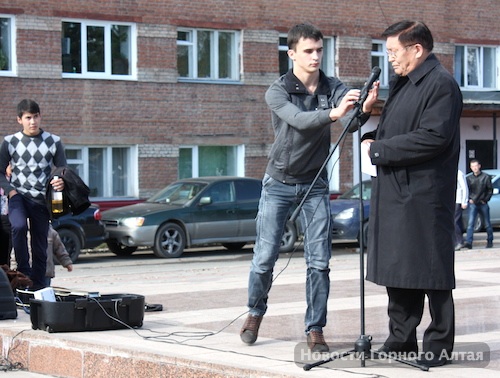 Комсомолец Александр Слобожанин тем временем боролся с неработающей звуковой аппаратурой