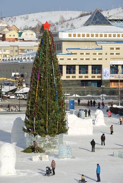 В Горно-Алтайске установили главную новогоднюю елку. Фото: Александр Тырышкин