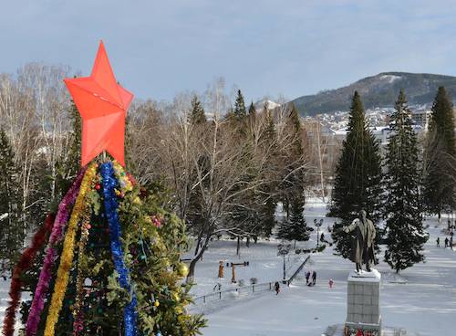 В Горно-Алтайске установили главную новогоднюю елку. Фото: Александр Тырышкин