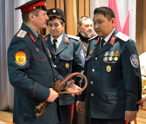 36-летний есаул Виктор Кукасов (справа) стал атаманом. Фото: eparhia-gorniyaltay.ru