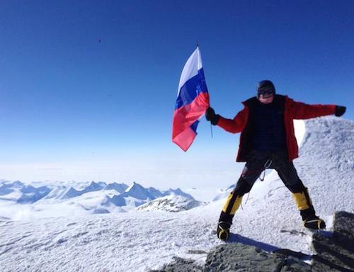 Александр Сидякин в январе водрузил российский триколор в Антарктиде. Фото twitter.com/A_Sidyakin