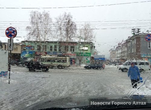 Транспортный коллапс произошел в Горно-Алтайске из-за дождя