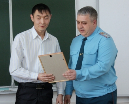 Учитель математики Самыр Плисов (слева) получил почетную грамоту за спасение людей на пожаре