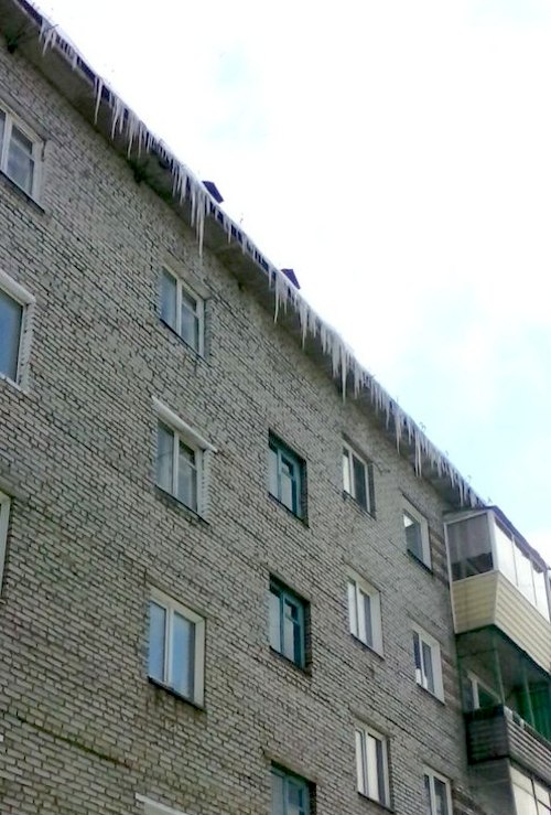 Опасные крыши. Фото vk.com/sladkovans
