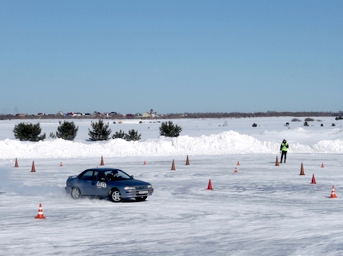 Горно-алтайская команда выступила в конкурсе по скоростному маневрированию на льду