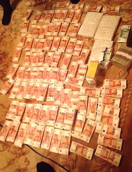 Во время обыска в правительстве Сахалина следователи обнаружили и изъяли несколько десятков миллионов рублей наличными. Фото sakhalin.info