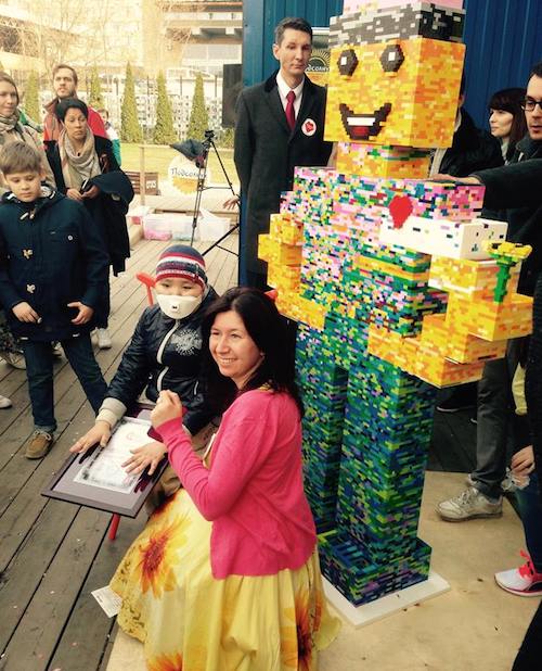 В Москве для больного ребенка из Онгудая собрали 2-метрового человека из Lego. Фото: facebook.com 