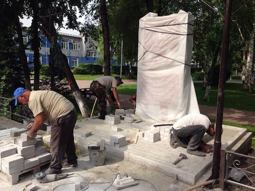 Памятник Чаптынову готовят к открытию. Фото: Алтай Сооктор