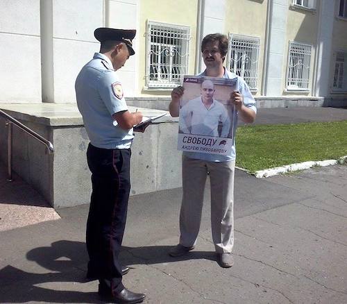Активист «Парнаса» провел одиночный пикет в Горно-Алтайске