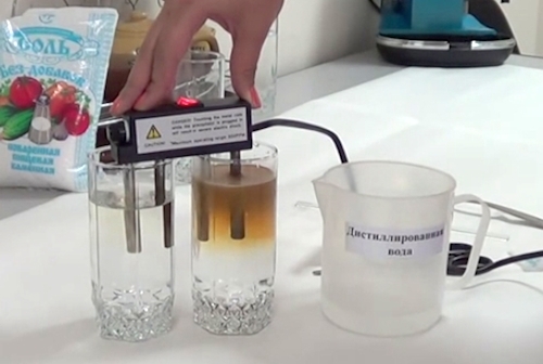 Реакция на воздействие электролизером дистиллированной (слева) и обычной (справа) воды