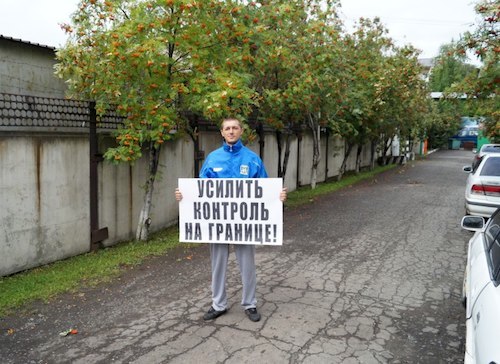 Активисты ЛДПР провели одиночные пикеты. Фото: vk.com/vrmol_altai