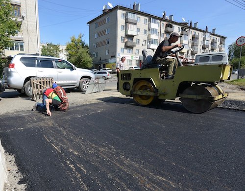 Перед Патриархом асфальт положили и поцеловали
