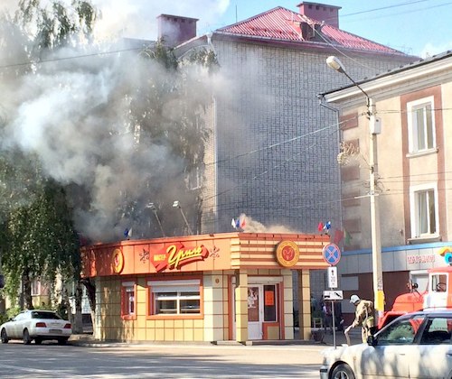 Пожар в киоске «Куры-гриль». Фото: сообщество «Подслушано Горно-Алтайск»