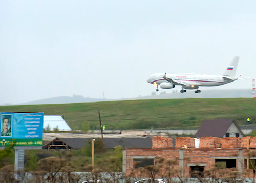 Президентский борт идет на посадку в горно-алтайском аэропорту. Фото: Олег Липатов