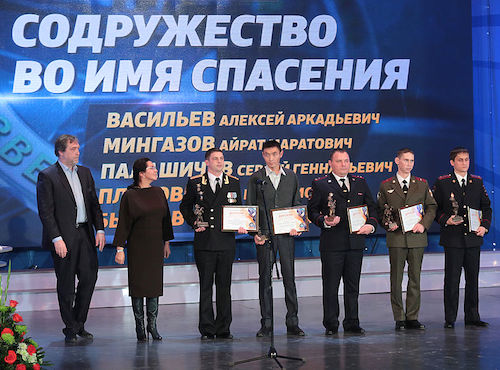 Самыр Плисов (в центре) на церемонии награждения в Москве