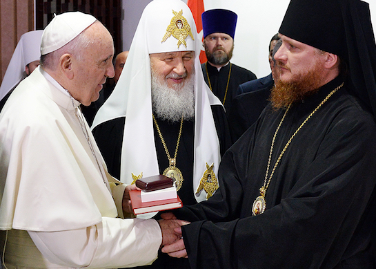 Фотофакт: Папа Римский и епископ Каллистрат обменялись рукопожатием