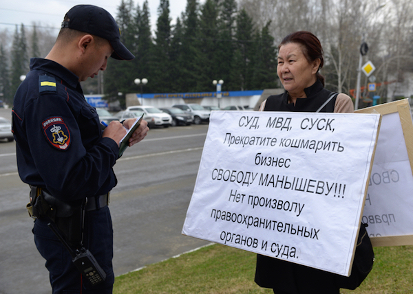 Фотофакты: Три одиночных пикета прошли у здания Госсобрания