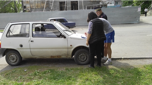 Автовладельцев штрафуют за парковку на газонах