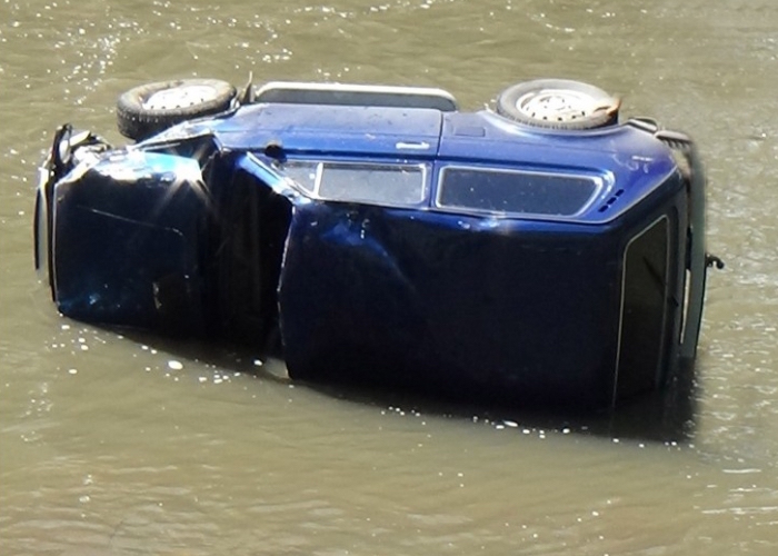 В Майме угонщик слетел на украденном авто в реку и угрожал полицейским покончить с собой
