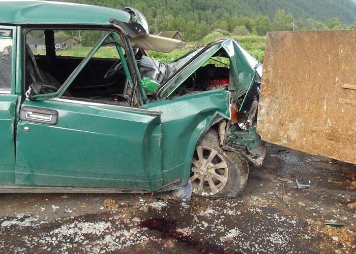 ВАЗ врезался в грейдер, один человек погиб