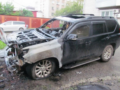 Внедорожник за 5 млн руб сгорел ночью в Горно-Алтайске
