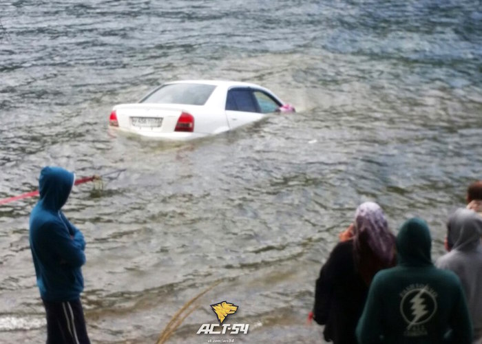 Фотофакт: Пьяные бийчане утопили машину в Телецком озере