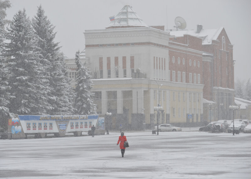 Сильный снегопад обрушился на Горно-Алтайск