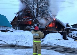 В Турочаке произошел крупный пожар в доме, где проживала многодетная семья