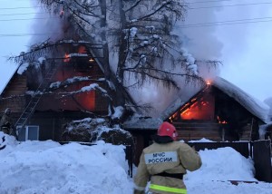 В Турочаке произошел крупный пожар в доме, где проживала многодетная семья