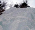 На Алтае туристам предлагают покататься по обледеневшему водопаду