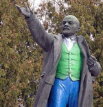 Ленин в белых носочках: неизвестные покрасили памятник вождю пролетариата (фото)