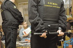 Приставы вернули матери трехлетнюю дочь