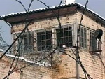Заключенным перебросили мобильники и гашиш